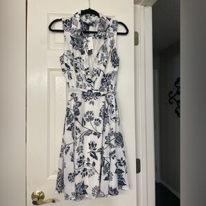 Banana Republic white & Black Floral Fit n Flair Dress. Size 6. Sleeveless.